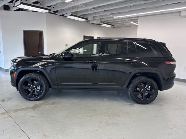 Used 2023 Jeep Grand Cherokee Altitude image 6