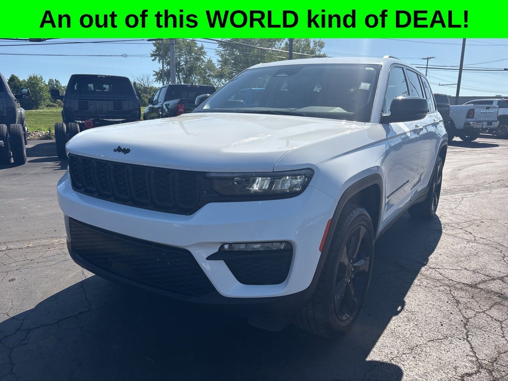 Used 2023 Jeep Grand Cherokee Limited w/ Black Appearance Package AWD/4WD image 7
