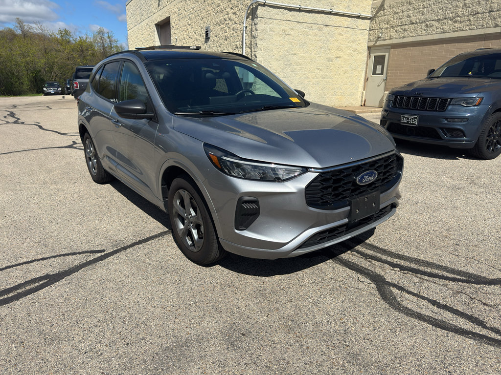 Used 2023 Ford Escape ST-Line w/ Tech Pack #1 AWD/4WD image 3