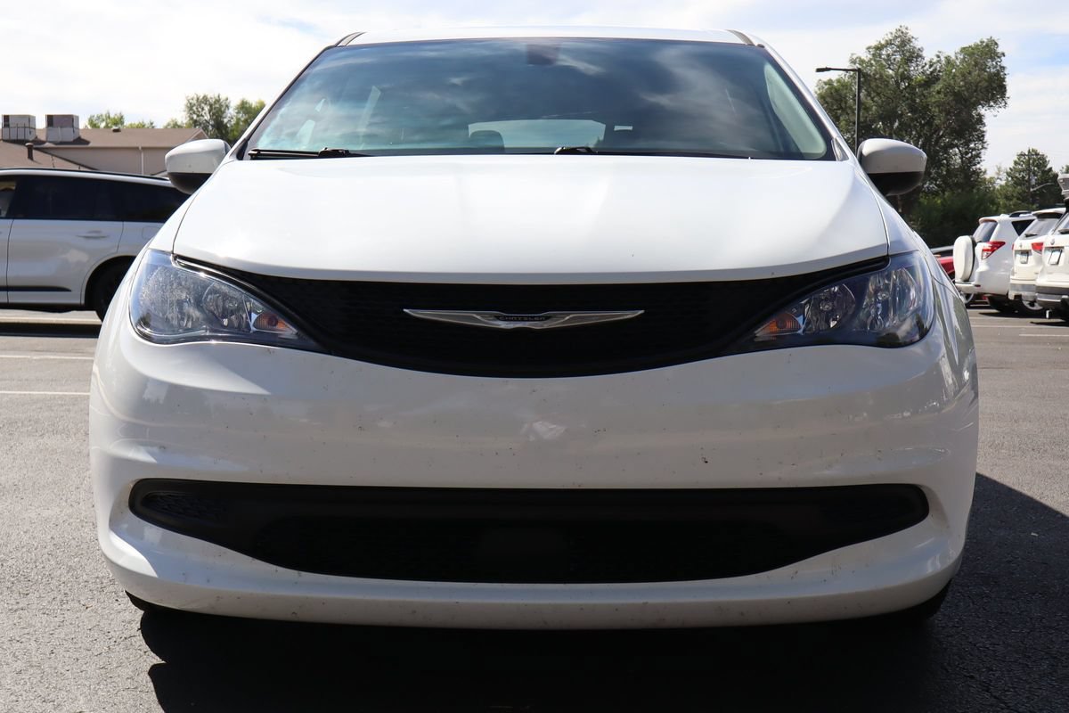 Used 2022 Chrysler Voyager LX FWD image 13