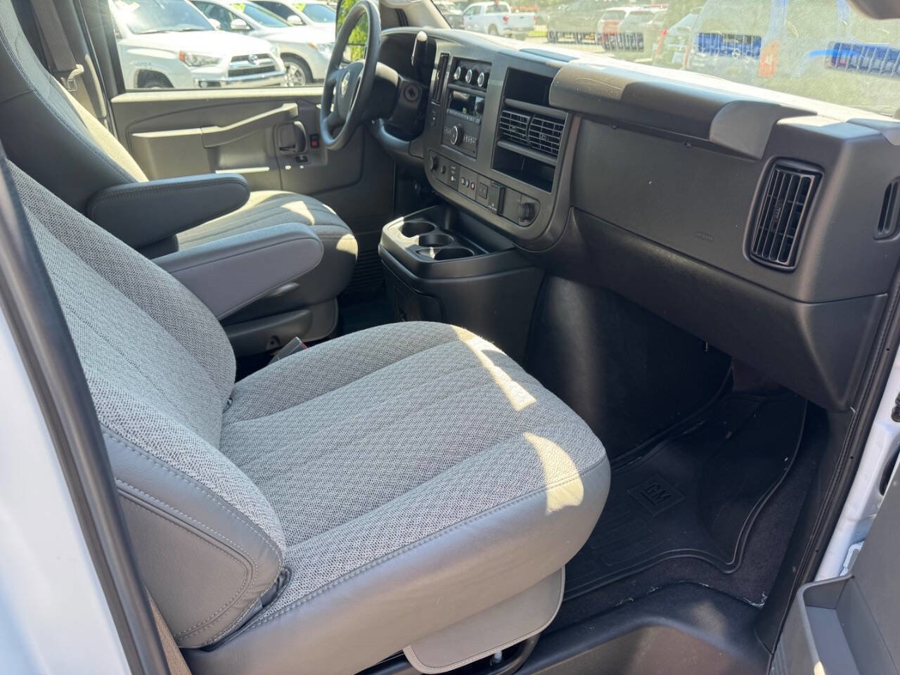 Used 2025 Chevrolet Express 3500 LT w/ LT Preferred Equipment Group RWD image 12