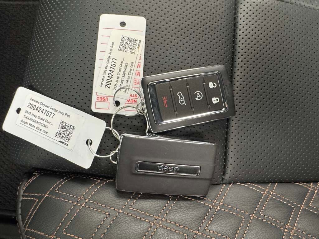 New 2025 Jeep Grand Cherokee L Summit w/ Luxury Tech Group V image 32