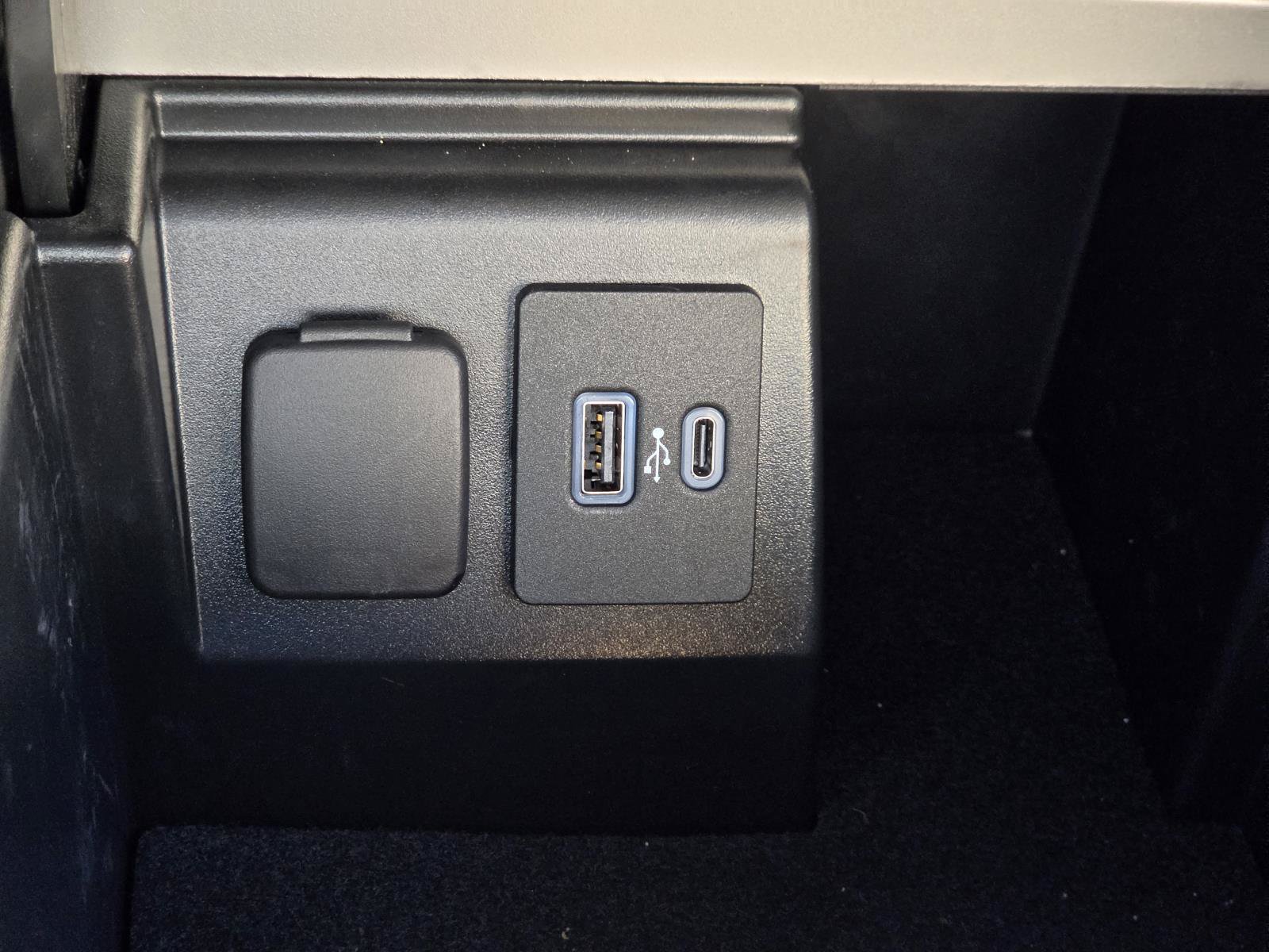 Used 2021 Ford Explorer Platinum w/ Equipment Group 601A AWD/4WD image 25