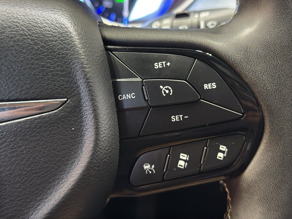 Used 2025 Chrysler Pacifica Limited FWD image 25