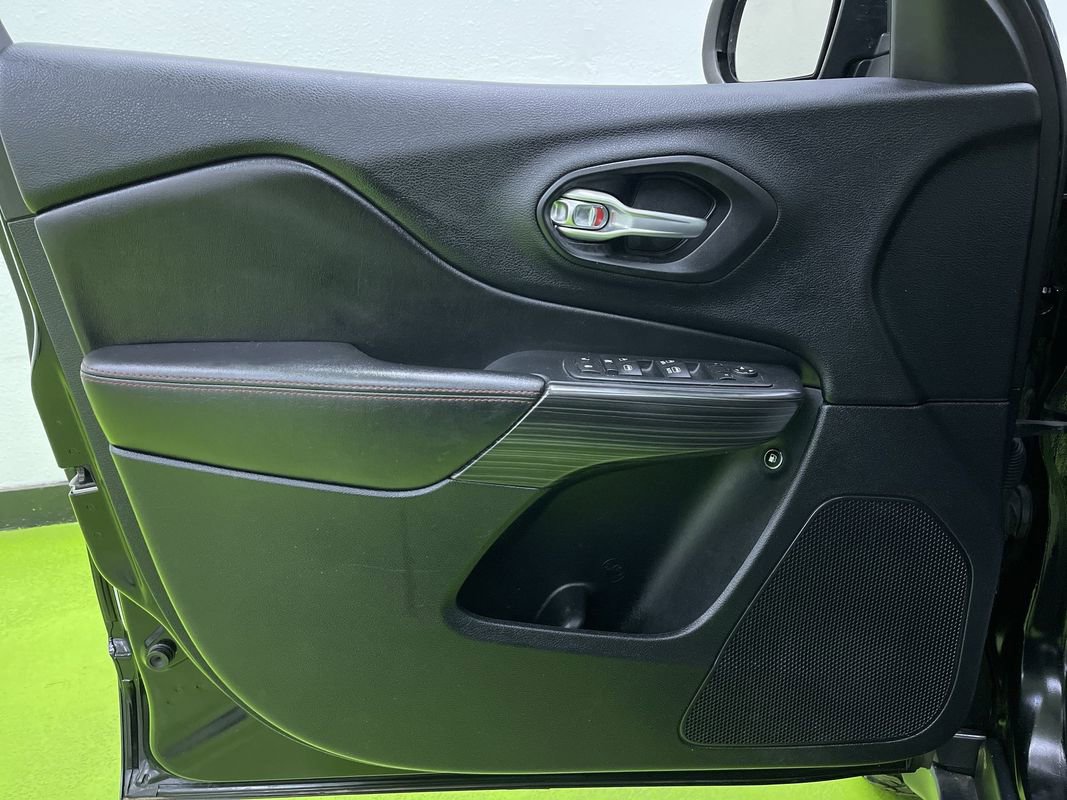 Used 2017 Jeep Cherokee Trailhawk image 17