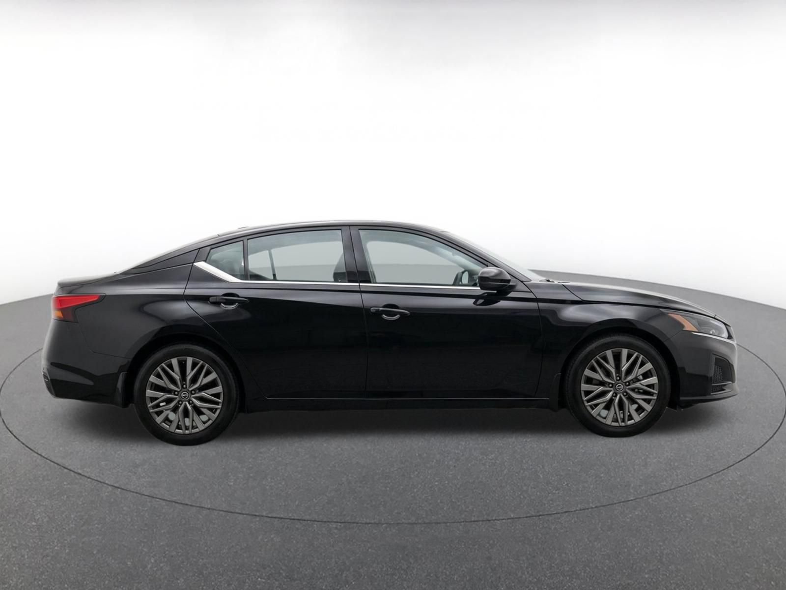 Used 2025 Nissan Altima 2.5 SV FWD image 9
