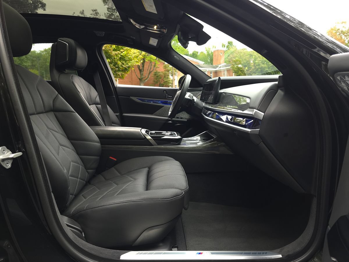 Used 2023 BMW i7 xDrive60 w/ Parking Assistance Package AWD/4WD image 31