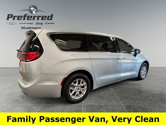 Used 2024 Chrysler Pacifica Touring-L FWD image 3