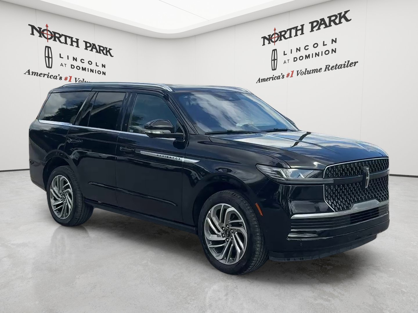 Used 2025 Lincoln Navigator Reserve AWD/4WD image 7
