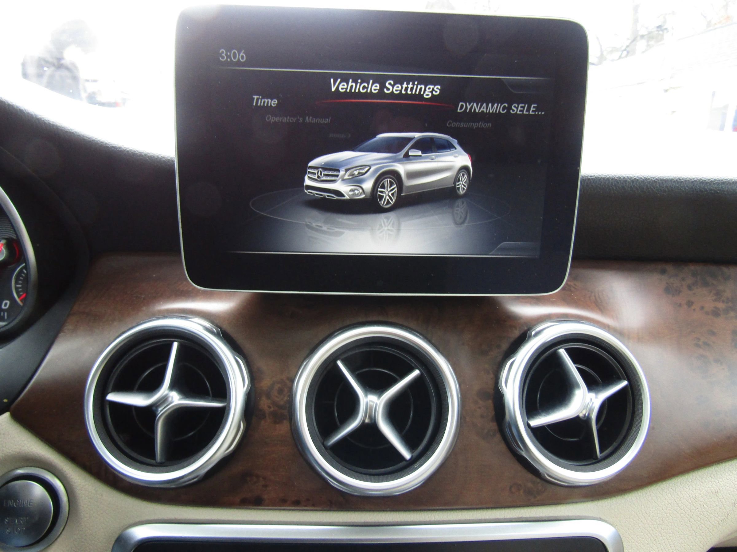 Used 2020 Mercedes-Benz GLA 250 4MATIC w/ Premium Package image 31