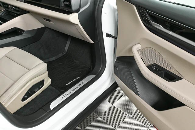 New 2025 Porsche Macan 4S Electric image 32