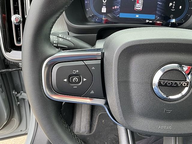 Certified 2025 Volvo XC40 B5 Core image 27