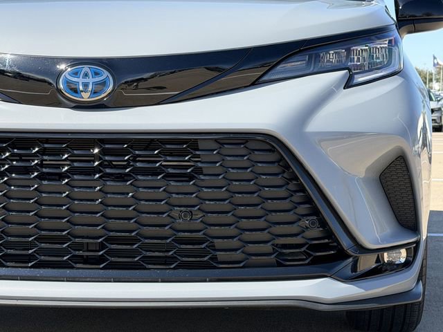 Used 2025 Toyota Sienna XSE image 9