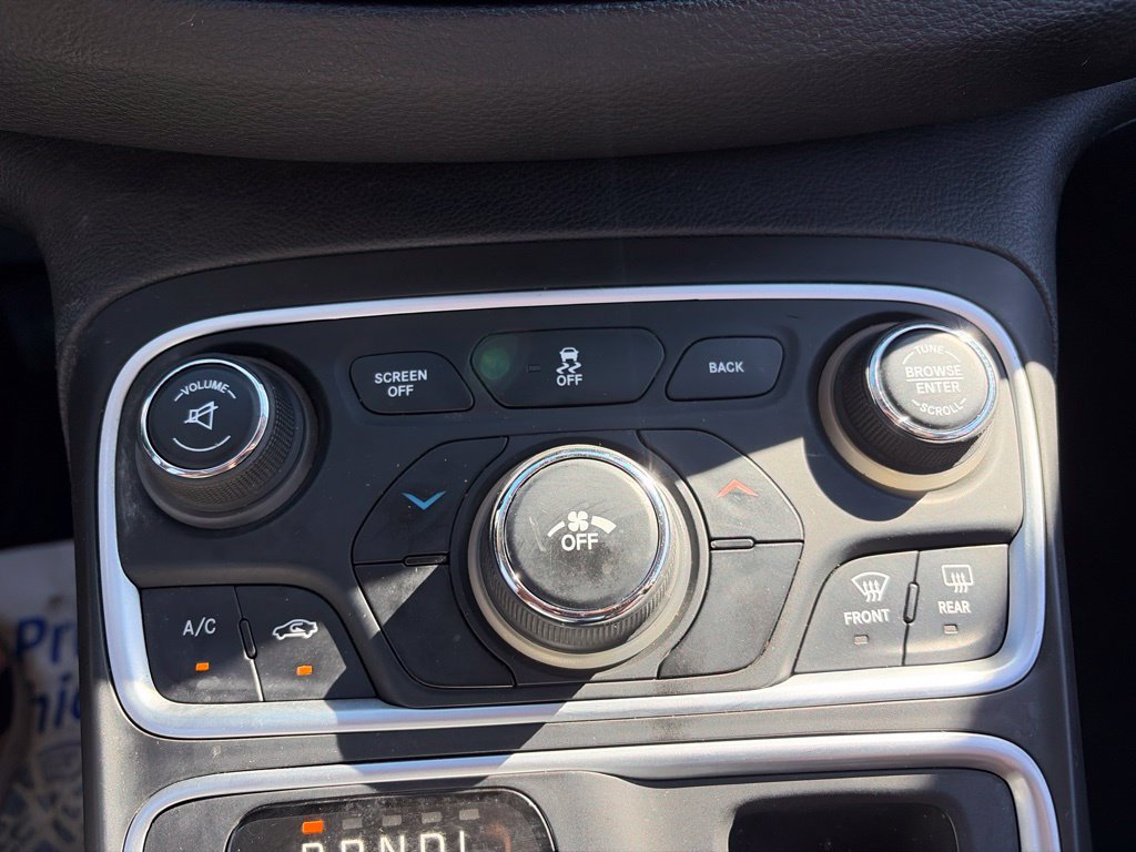 Used 2015 Chrysler 200 Limited w/ Convenience Group FWD image 9