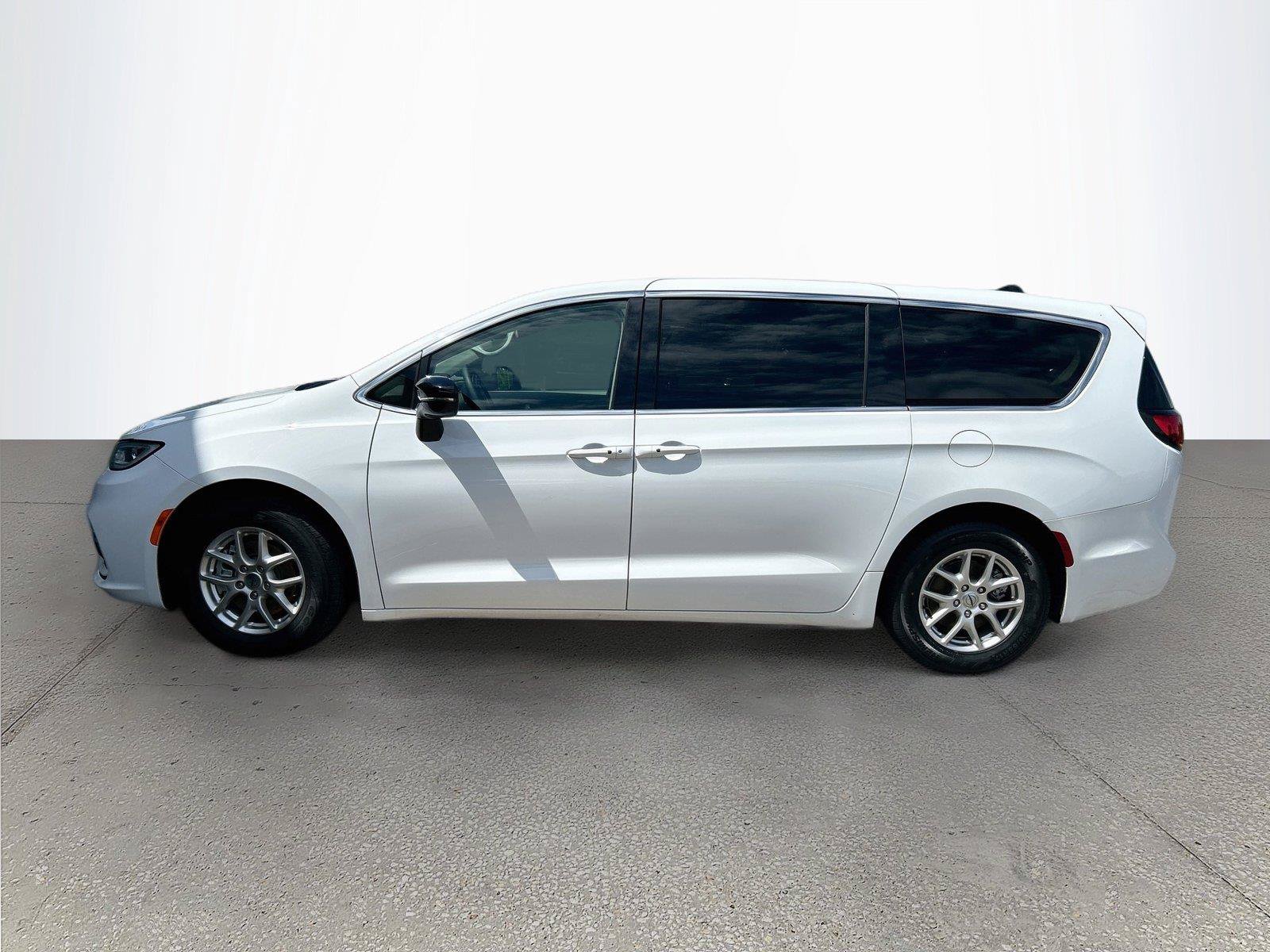 Used 2024 Chrysler Pacifica Touring-L FWD image 6