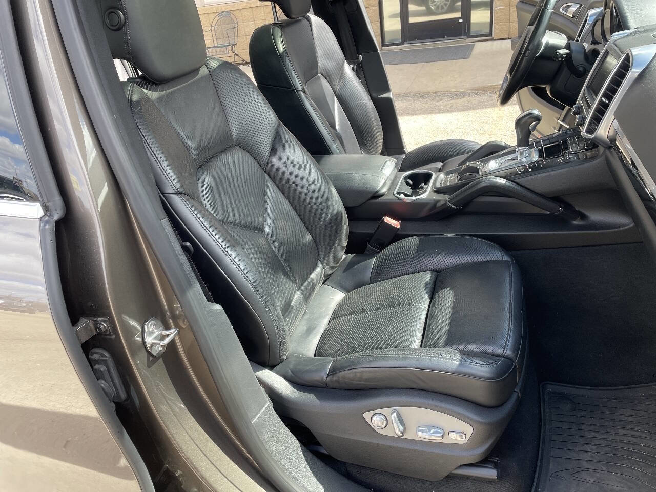 Used 2014 Porsche Cayenne image 24