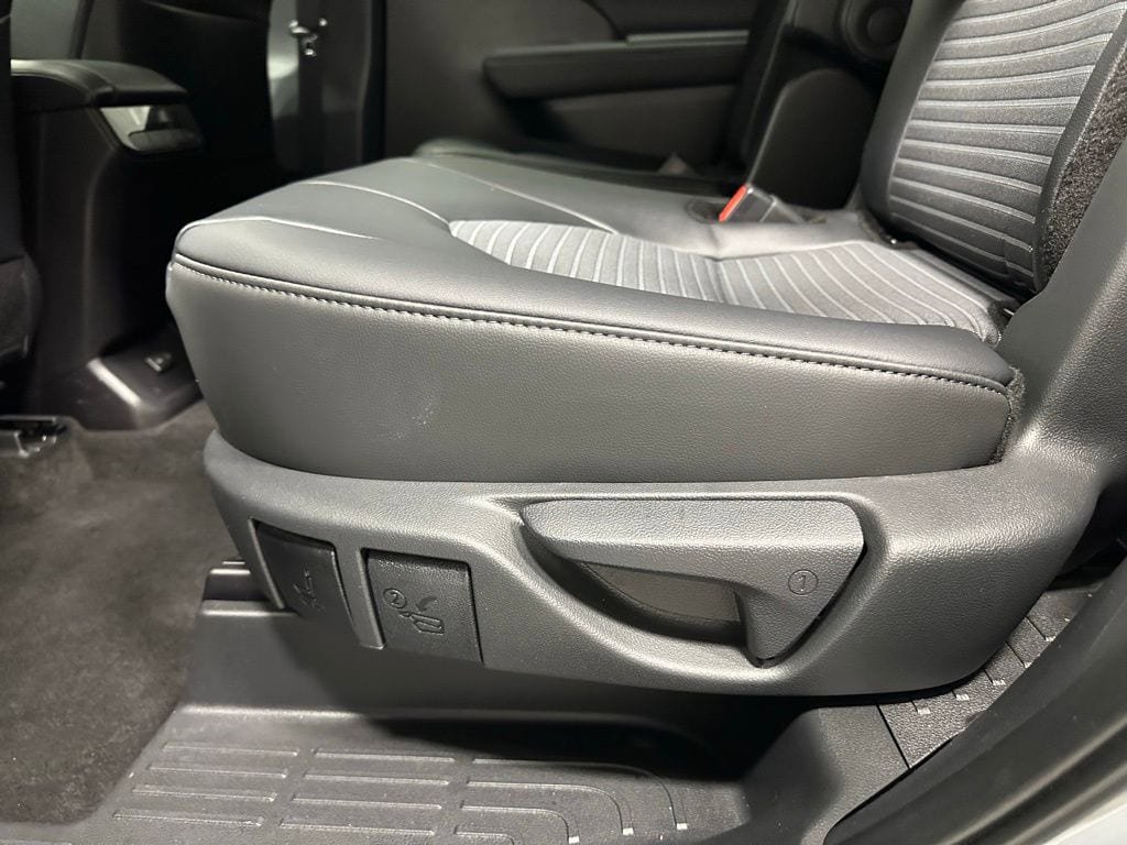 Used 2025 Toyota Highlander XSE AWD/4WD image 48