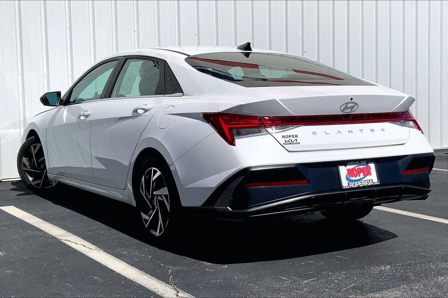 Used 2024 Hyundai Elantra SEL w/ Convenience Package image 9