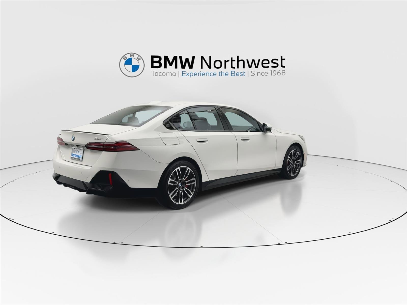 Used 2025 BMW 530i xDrive w/ M Sport Package AWD/4WD image 3