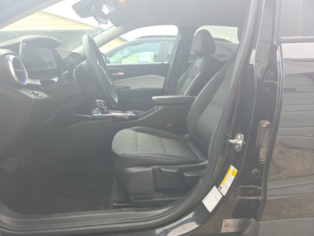 Used 2025 Chevrolet Trax LT w/ LT Convenience Package FWD image 5