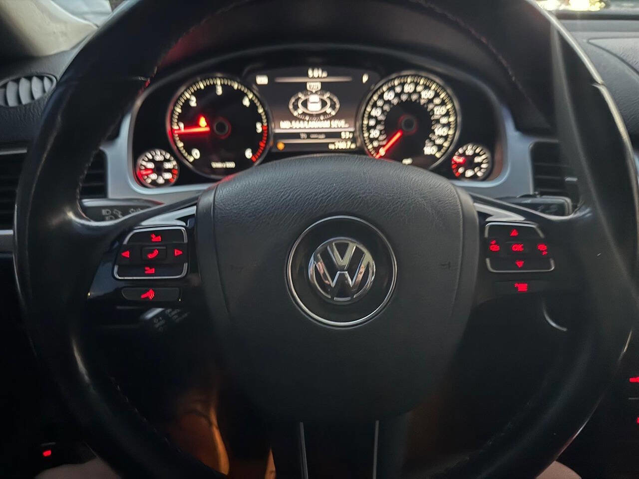 Used 2014 Volkswagen Touareg TDI image 18