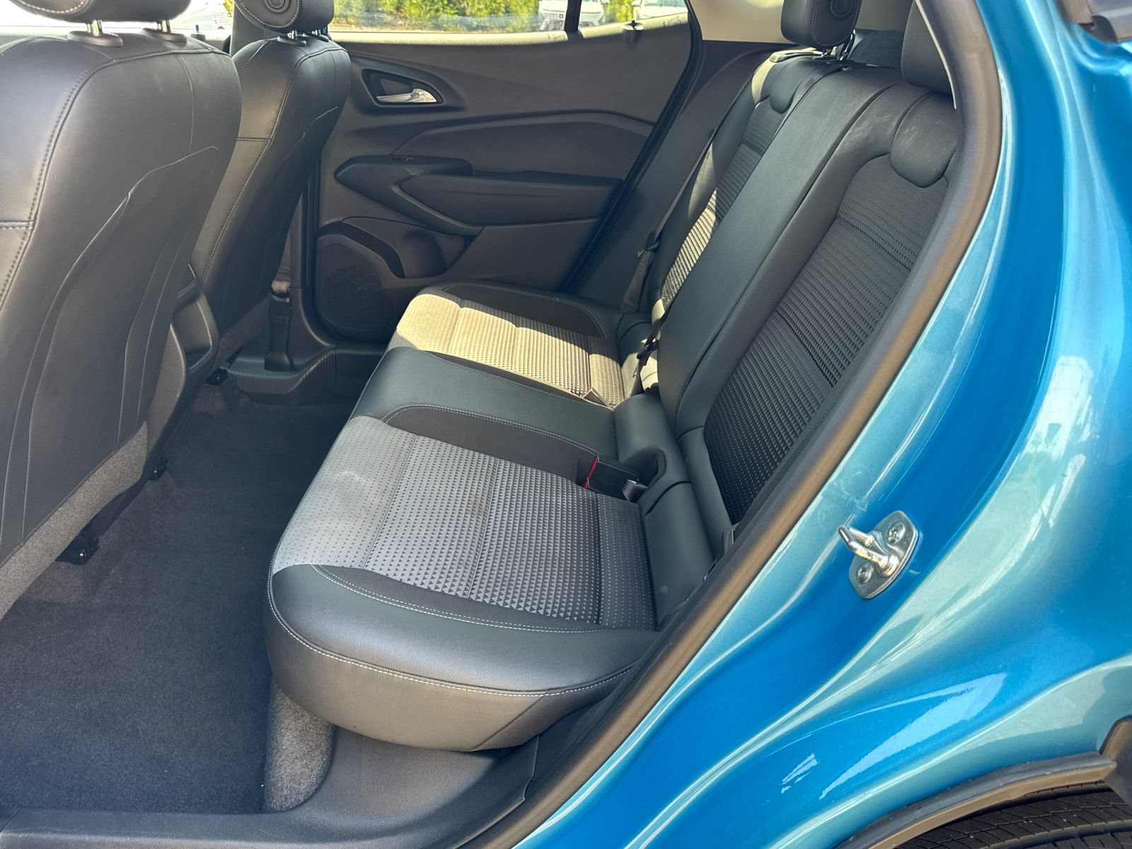 Used 2025 Chevrolet Trax LT FWD image 20