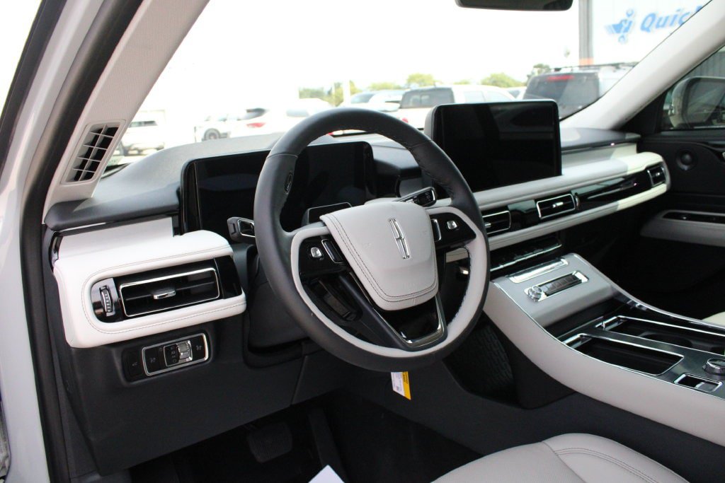 New 2026 Lincoln Aviator AWD image 2