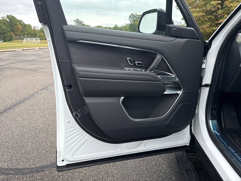 New 2025 Land Rover Range Rover Long Wheelbase SE image 17