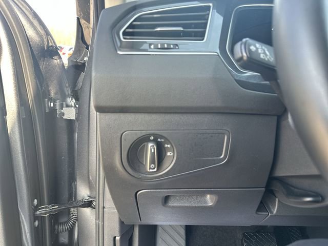 Used 2024 Volkswagen Tiguan SE image 19