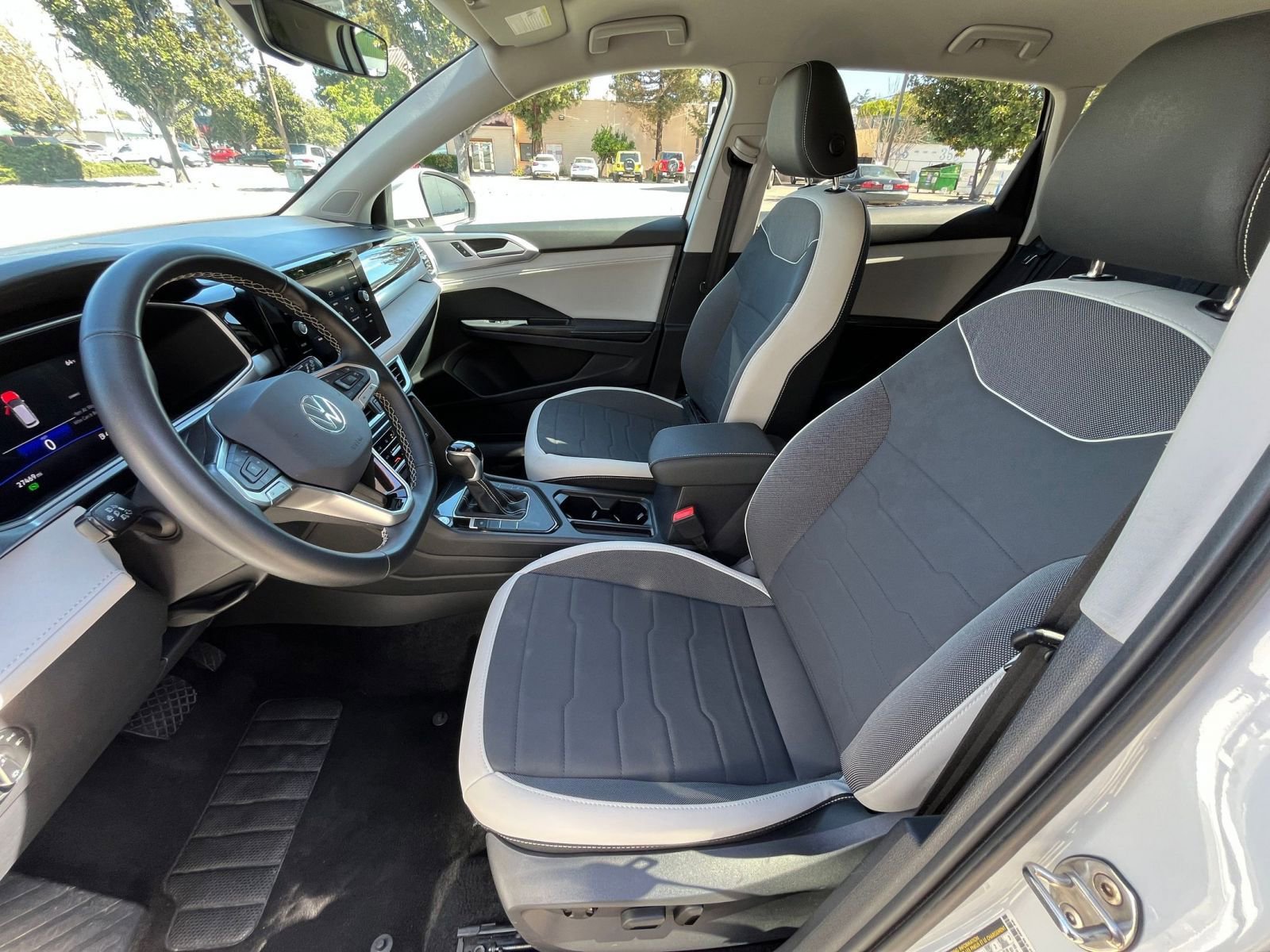 Used 2025 Volkswagen Taos SE FWD image 28