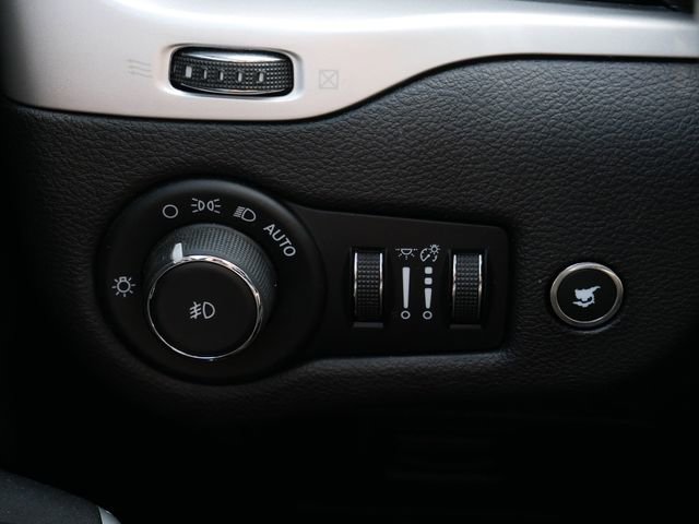 Used 2018 Jeep Cherokee Overland w/ Heavy Duty Protection Group AWD/4WD image 20