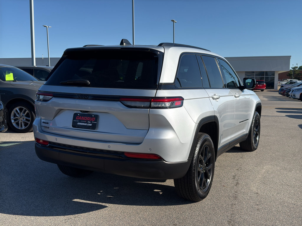 Used 2024 Jeep Grand Cherokee Altitude AWD/4WD image 5