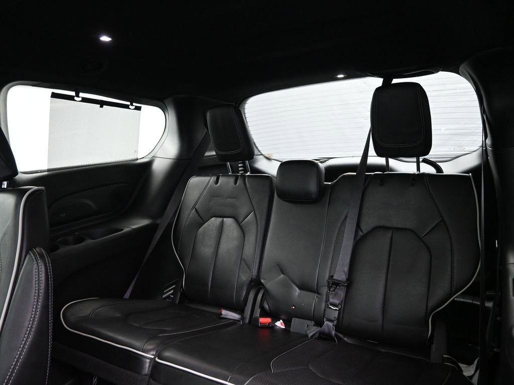 Used 2025 Chrysler Pacifica Limited FWD image 33