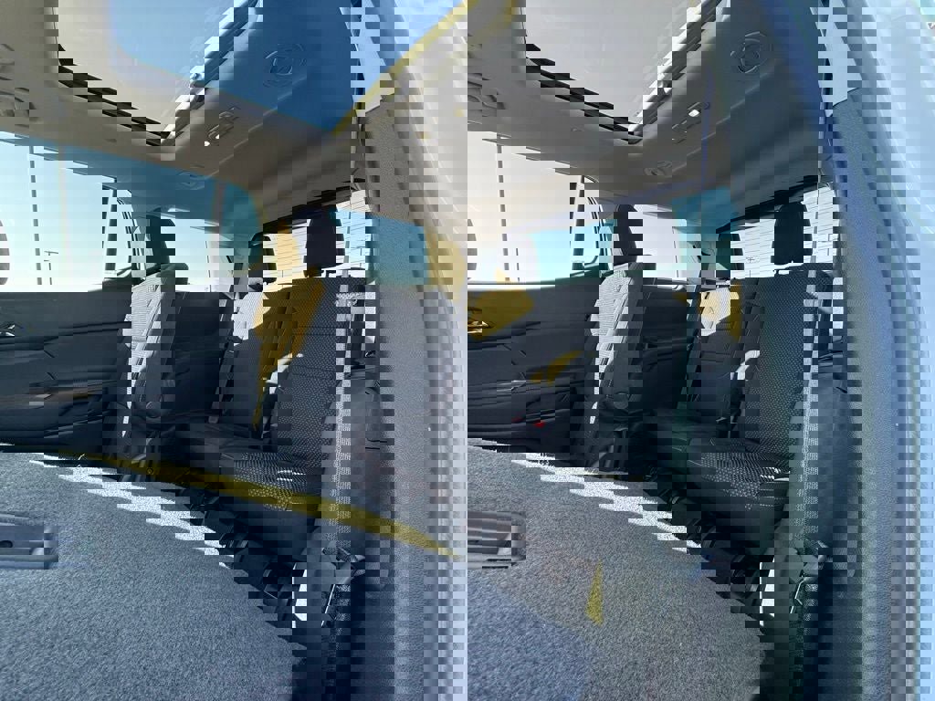 Used 2023 GMC Acadia SLE w/ Driver Convenience Package image 9