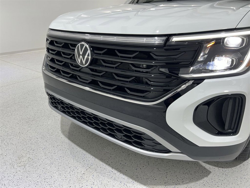 Used 2025 Volkswagen Atlas Cross Sport SE image 28