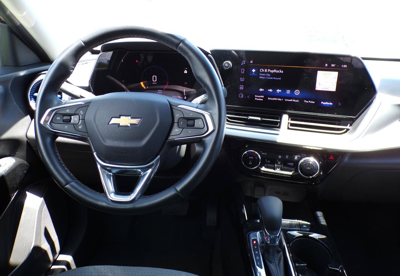 Used 2025 Chevrolet Trax LT w/ LT Convenience Package FWD image 8