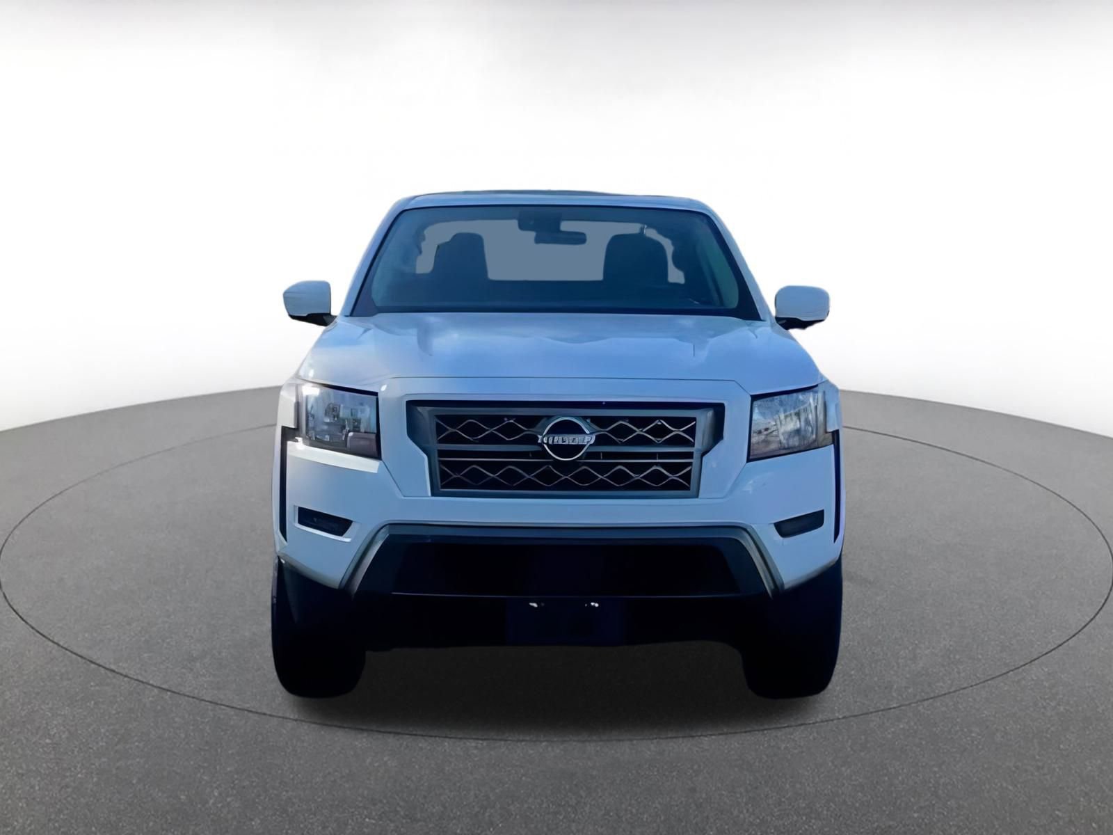 Used 2024 Nissan Frontier SV image 3