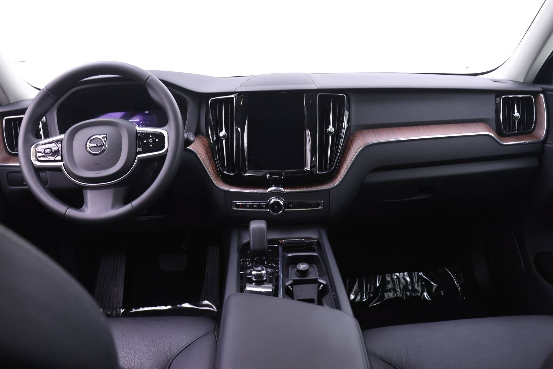 Certified 2024 Volvo XC60 B5 Plus w/ Protection Package Premier AWD/4WD image 8