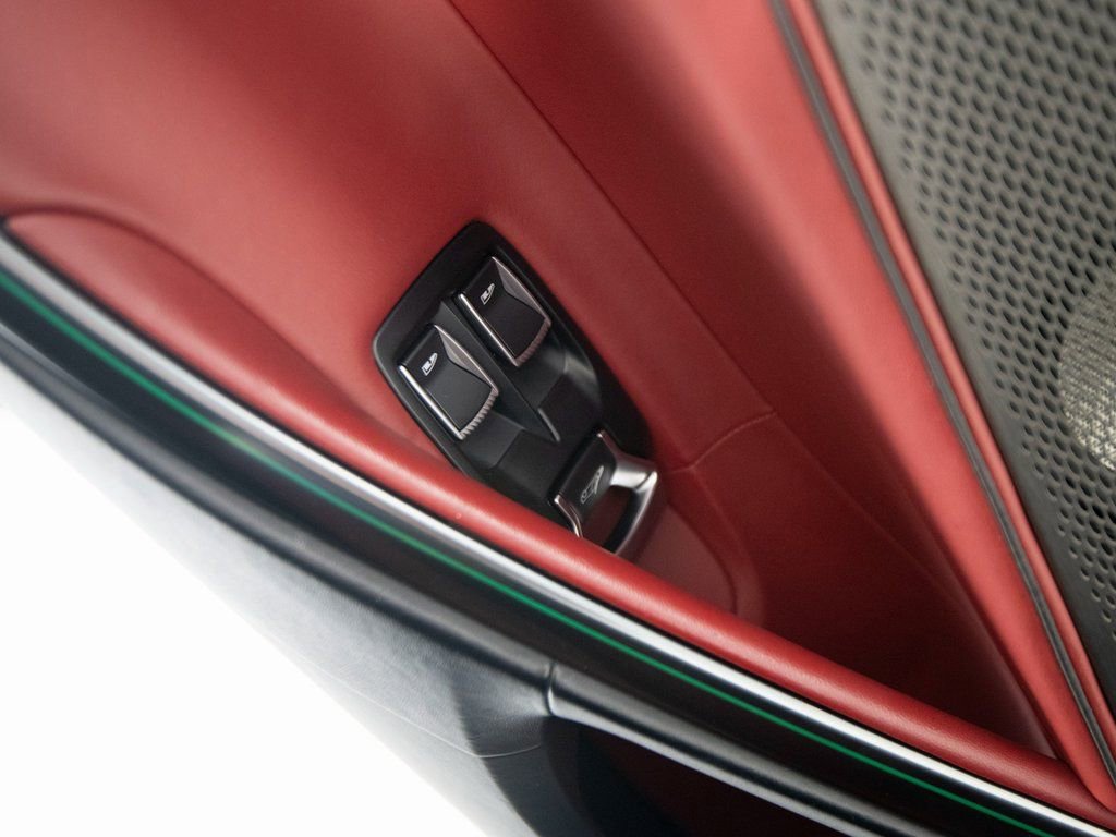 Used 2023 McLaren Artura image 12