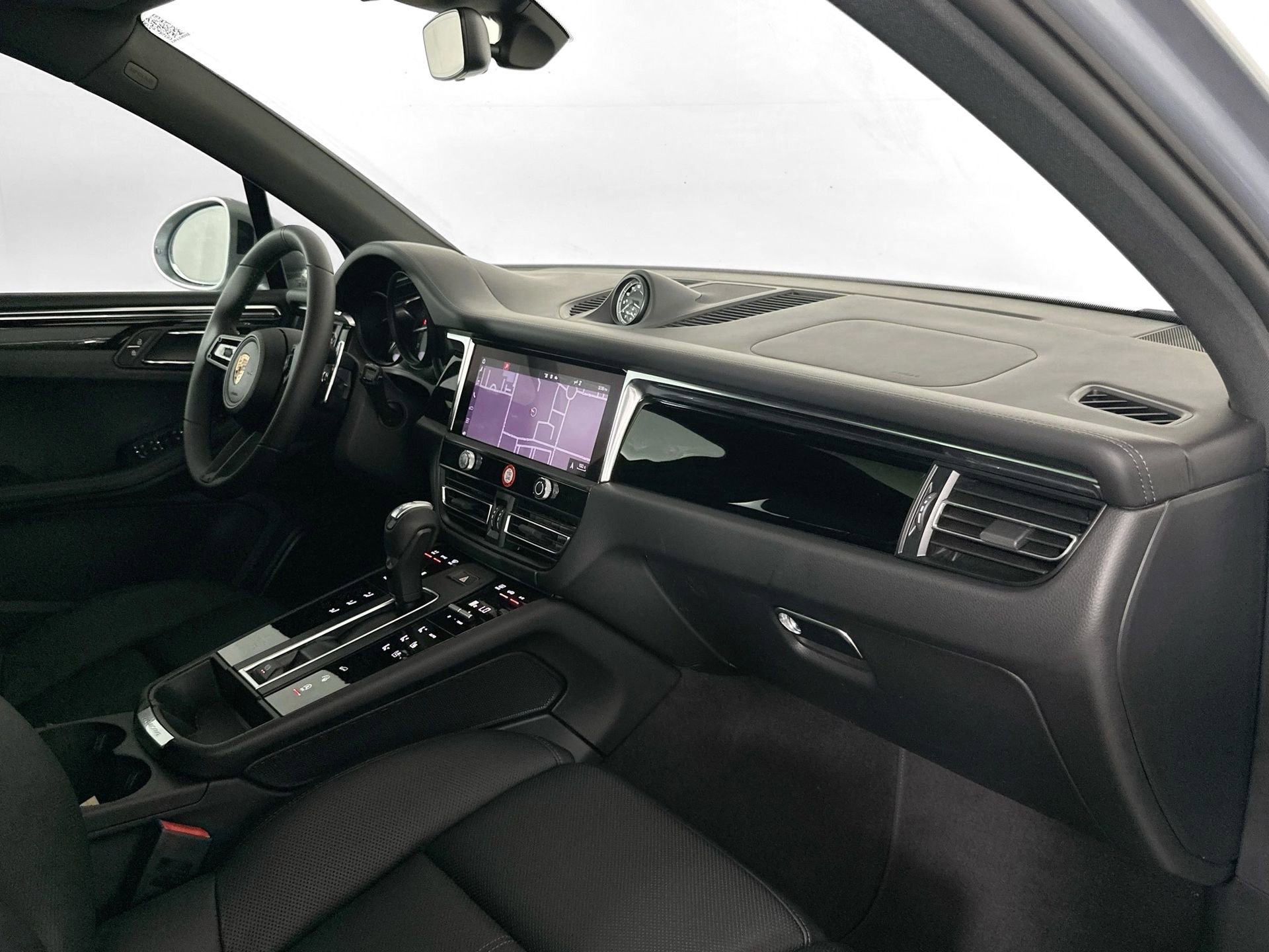 Certified 2025 Porsche Macan image 30