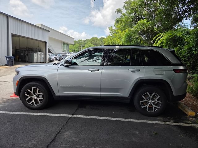 Used 2025 Jeep Grand Cherokee Limited RWD image 3