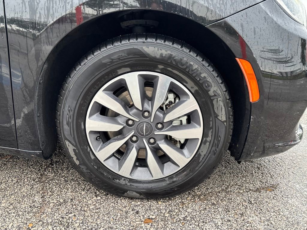 Used 2023 Chrysler Pacifica Touring-L FWD image 32