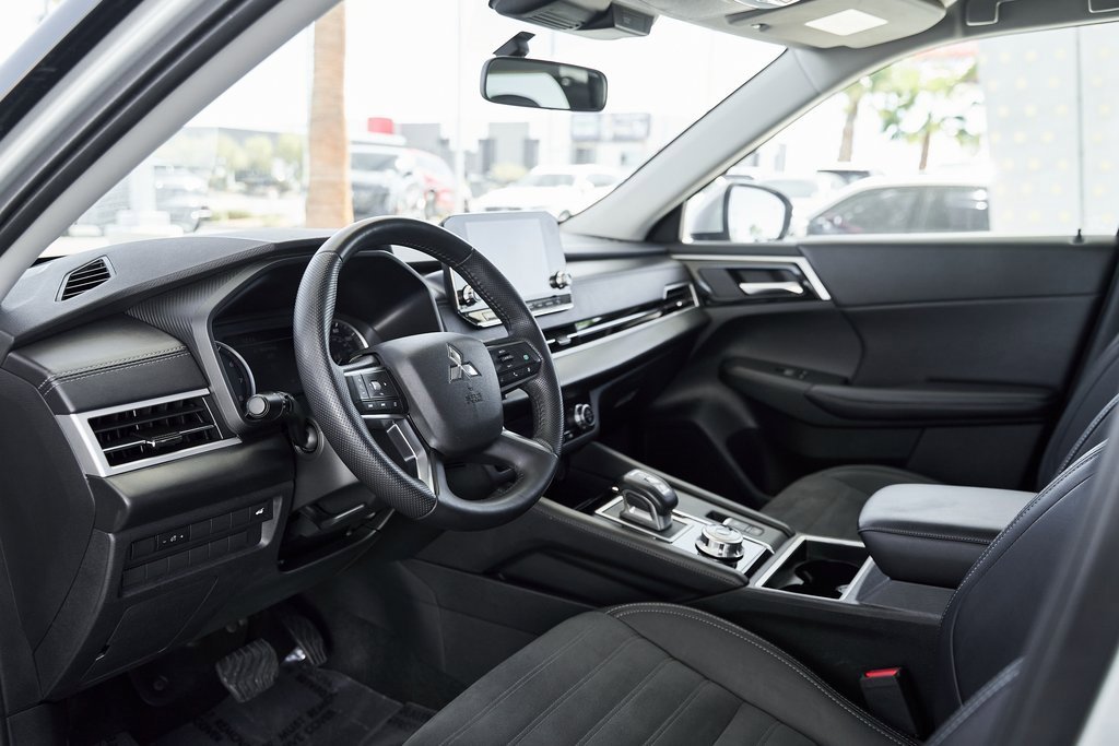 Used 2024 Mitsubishi Outlander SE image 2