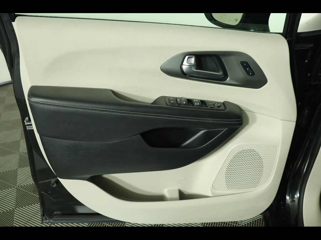 Used 2022 Chrysler Pacifica Touring-L image 22