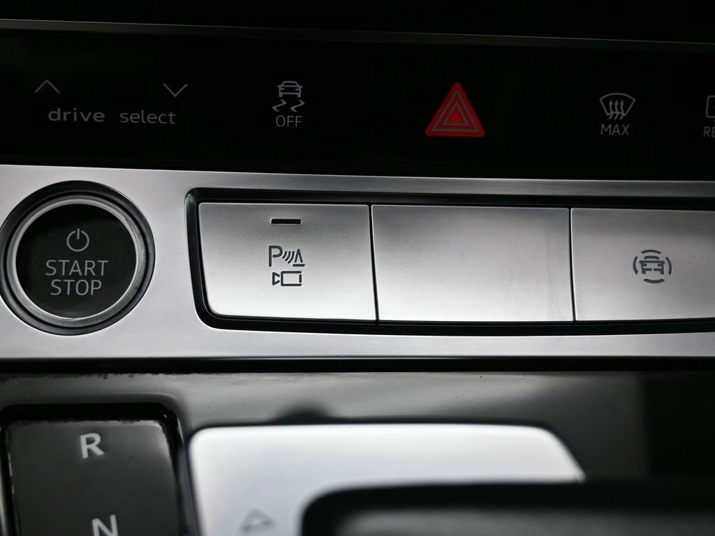 Used 2022 Audi e-tron Premium Plus w/ Premium Plus Package image 30
