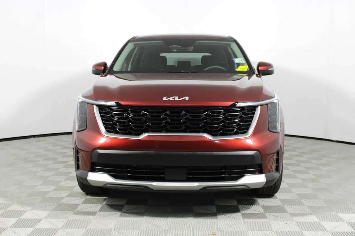 Used 2025 Kia Sorento LX image 2