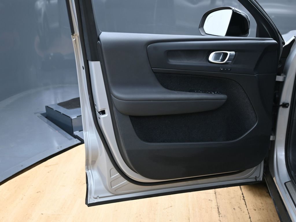 Used 2025 Volvo EX40 Core AWD/4WD image 37