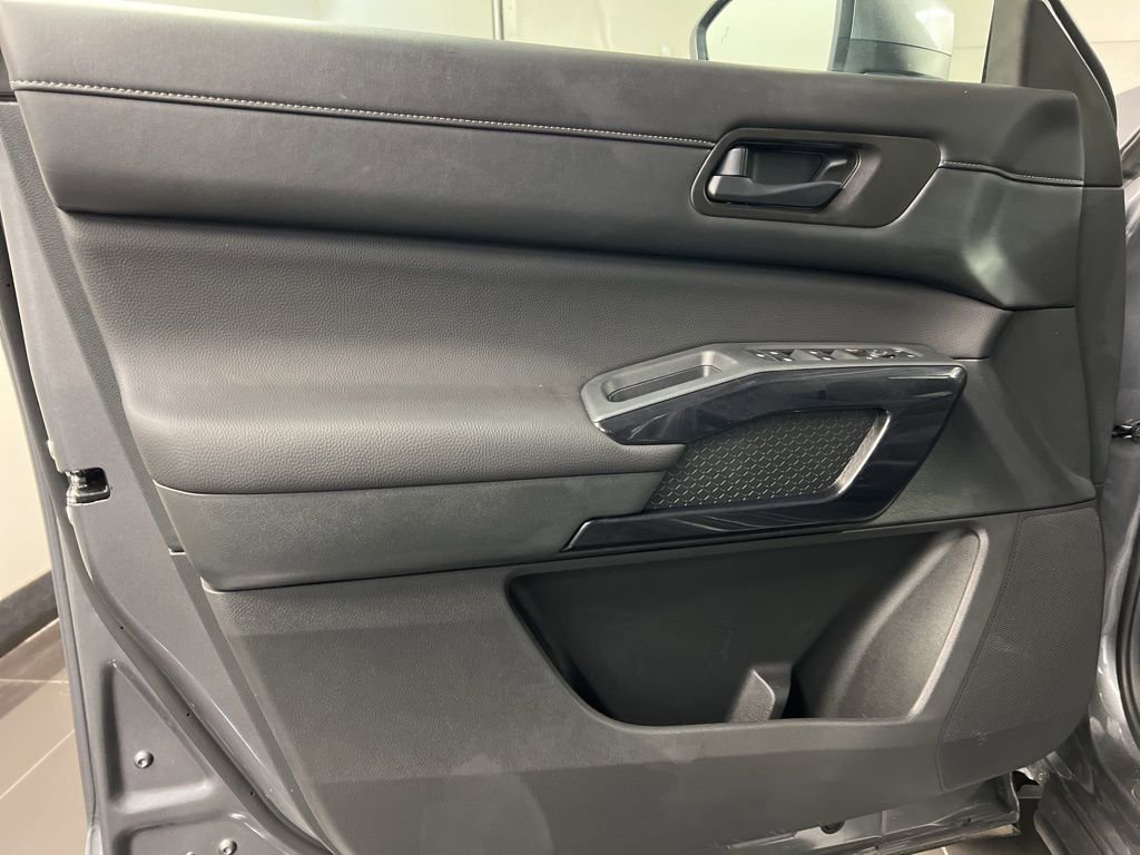 Used 2025 Nissan Pathfinder SV AWD/4WD image 27