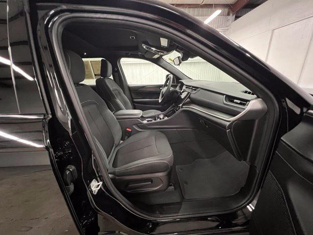 Used 2024 Jeep Grand Cherokee Laredo X RWD image 18