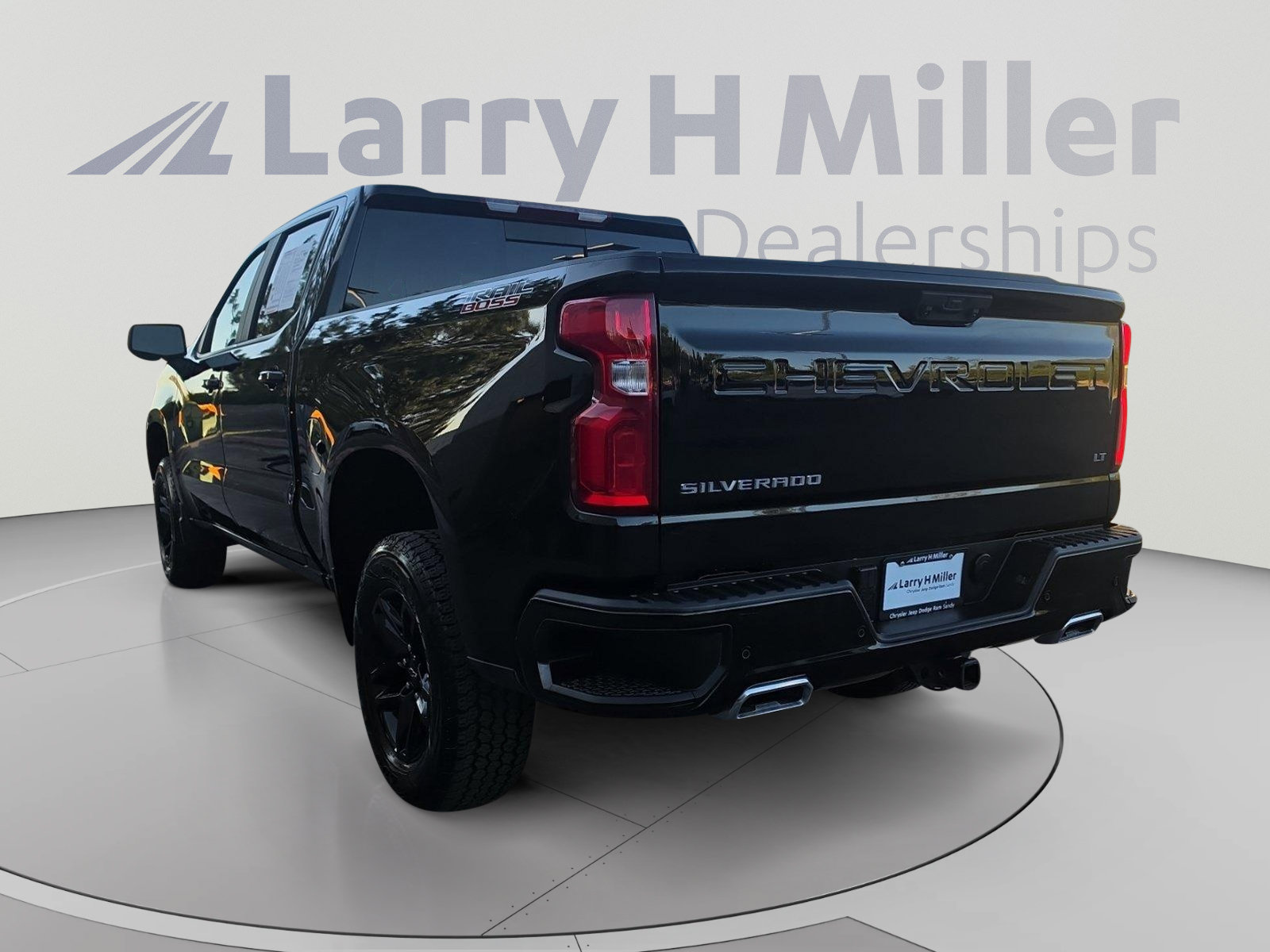 Used 2024 Chevrolet Silverado 1500 LT Trail Boss w/ LT Trail Boss Premium Package AWD/4WD image 3